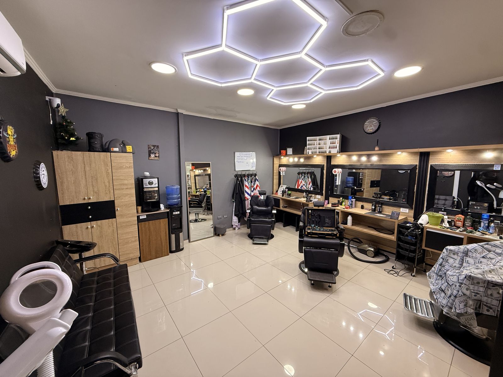 Sala de espera con café y agua