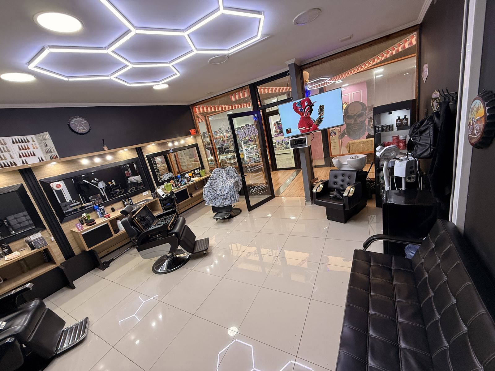 Zona de lavado y sillones en California Barber Coihueco
