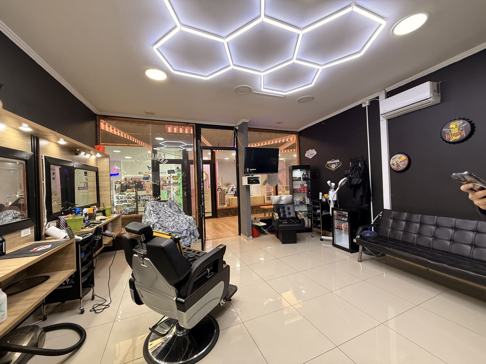Sala con aire acondicionado, lavado y sillón de espera