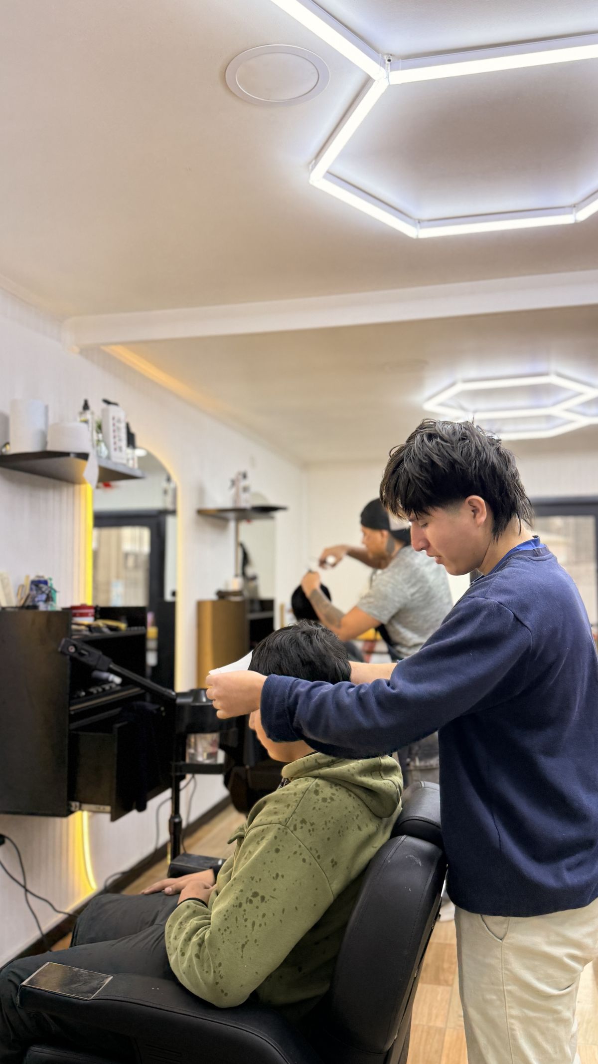 Equipo de barberos trabajando en Pinto