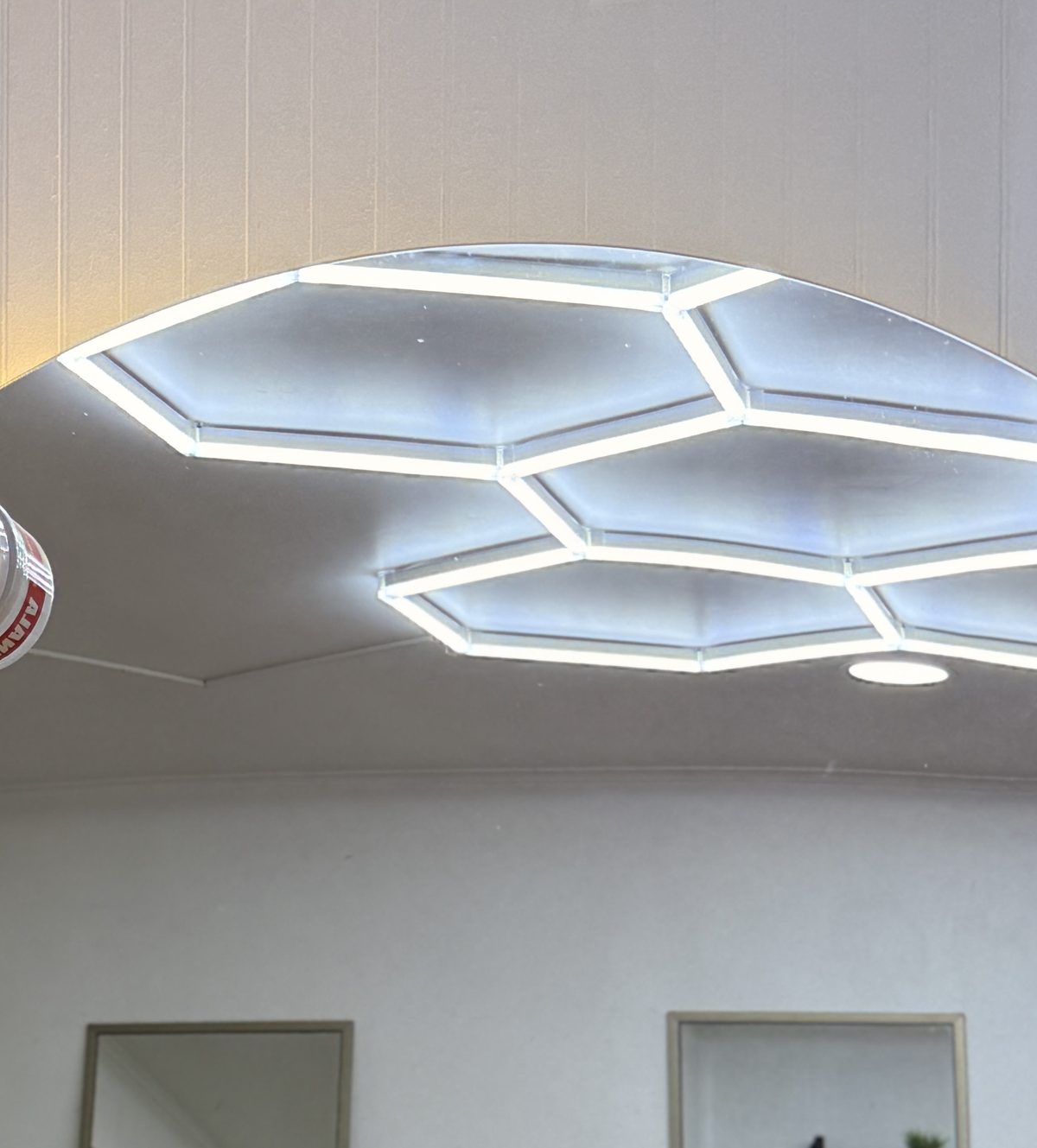 Espejo e iluminación hexagonal de California Barber Pinto